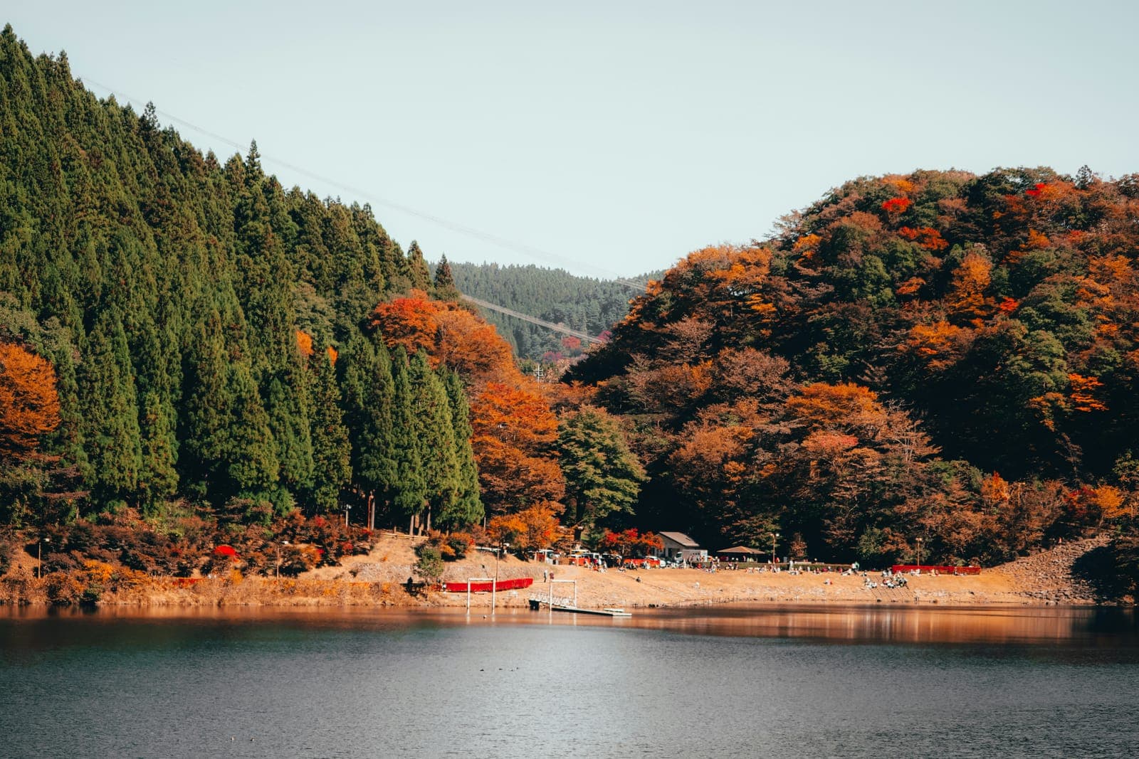 群馬の紅葉に彩られた森に囲まれた湖