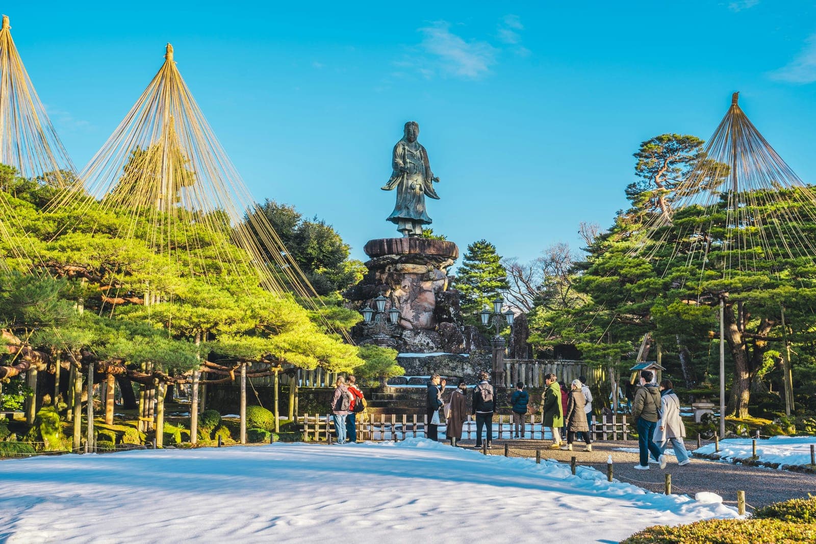 石川・金沢の兼六園で、雪吊りの松とうっすら雪化粧した庭園