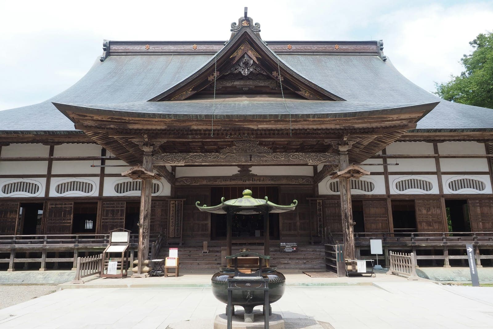 岩手・平泉の歴史ある木造寺院の本堂