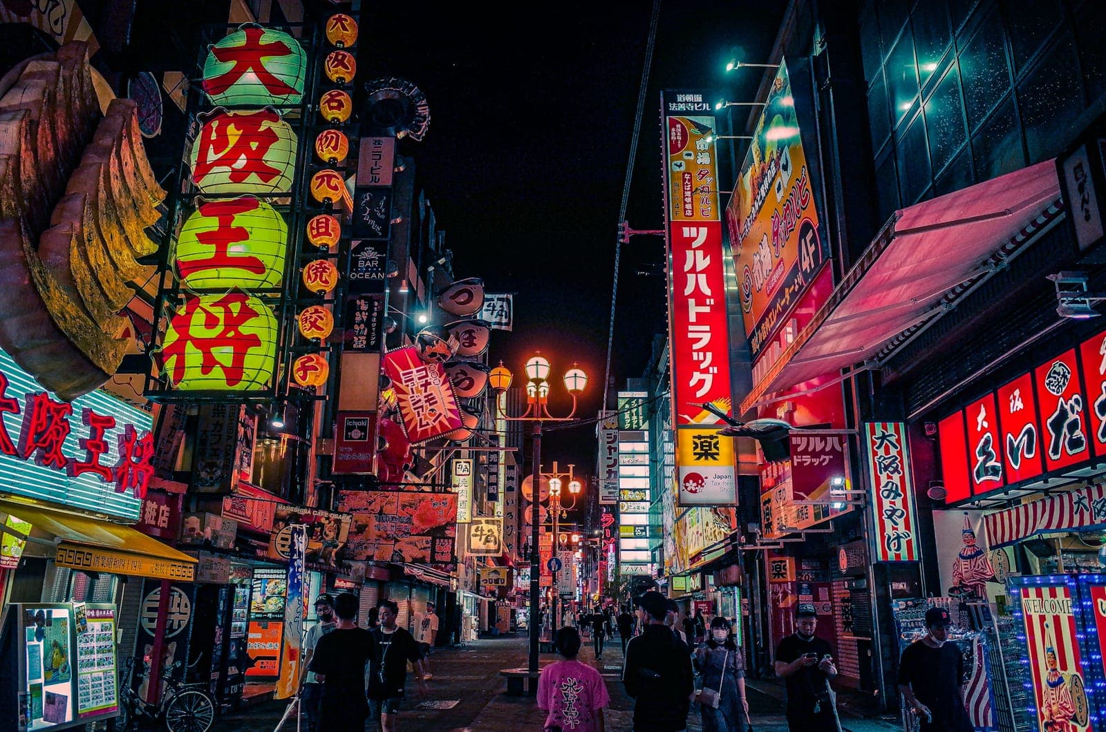 夜の大阪の街を歩く人々